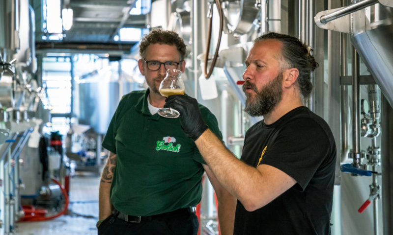 Brouwers Hoop en Grolsch brouwen Vredespijpje